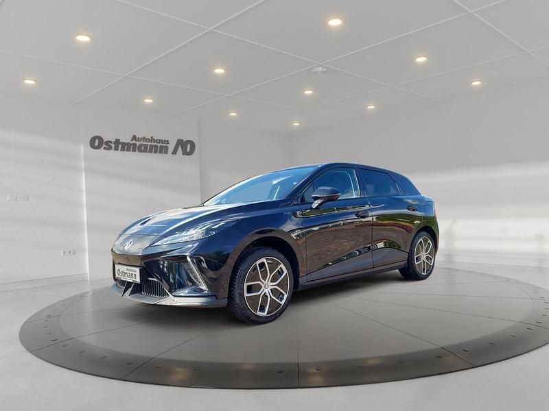 Pebble black Neu 2025 MG MG4 EV Luxury Kleinwagen | 43.639 € (Etwas zu teuer) - Bild 1/4