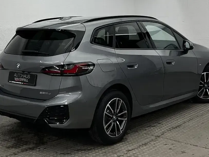 Gebraucht BMW 225 Active Tourer M Sport 245 PS (180 kW) 2023 Skyscraper grau Van / Kleinbus