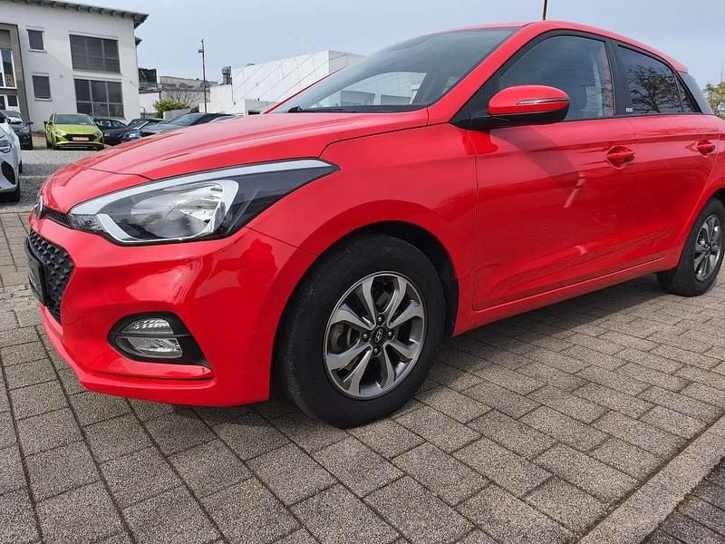 Gebraucht Hyundai i20 Trend 101 PS (74 kW) 2020 Rot Kleinwagen