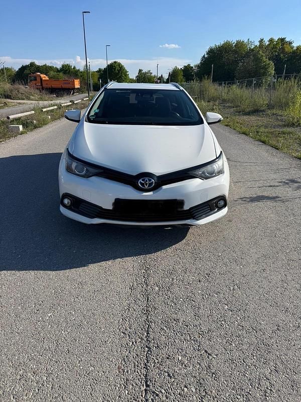 Weiß Gebraucht 2018 Toyota Auris Touring Sports Kombi | 8.790 € - Bild 1/4