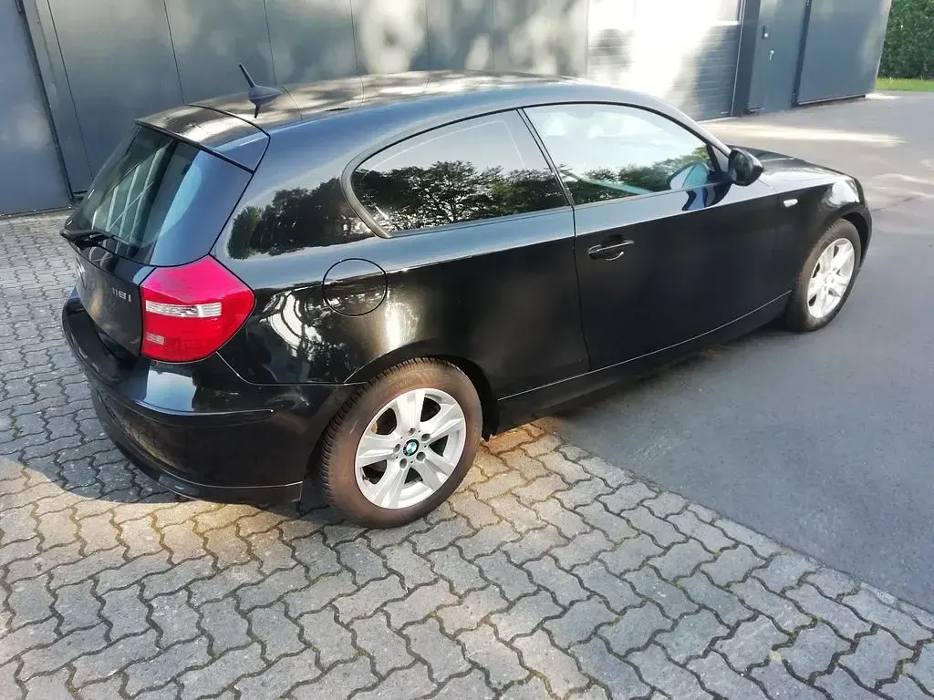 Gebraucht BMW 116 122 PS (89 kW) 2011 Schwarz Kleinwagen