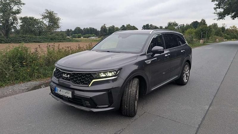 Grau Gebraucht 2022 Kia Sorento Platinum SUV | 38.299 € (Fairer Preis) - Bild 1/4