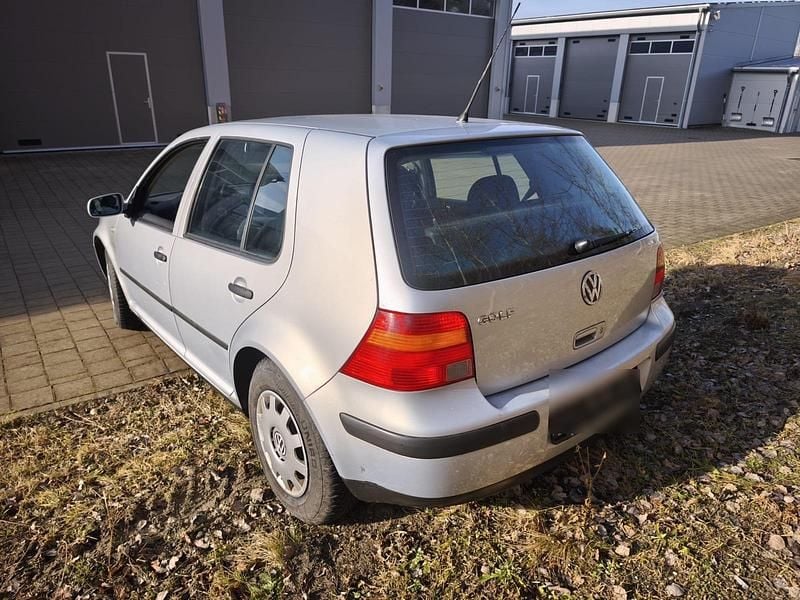 Silber Gebraucht 2001 VW Golf IV Kleinwagen | 1.950 € (Fairer Preis) - Bild 1/4