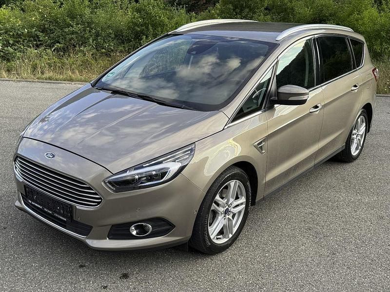 Silber Gebraucht 2018 Ford S-MAX Titanium Van / Kleinbus | 19.990 € (Etwas zu teuer) - Bild 1/4