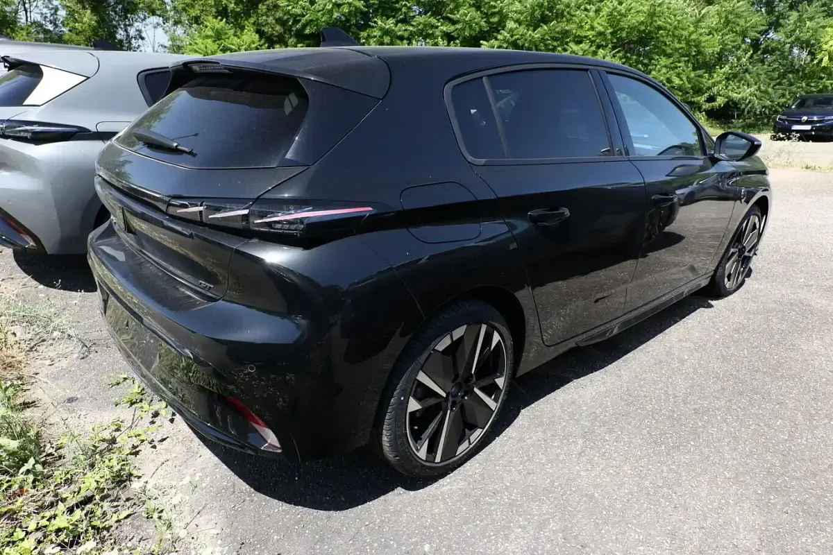 Neu Peugeot 308 GT 136 PS (100 kW) 2026 Perla nera schwarz metallic Limousine