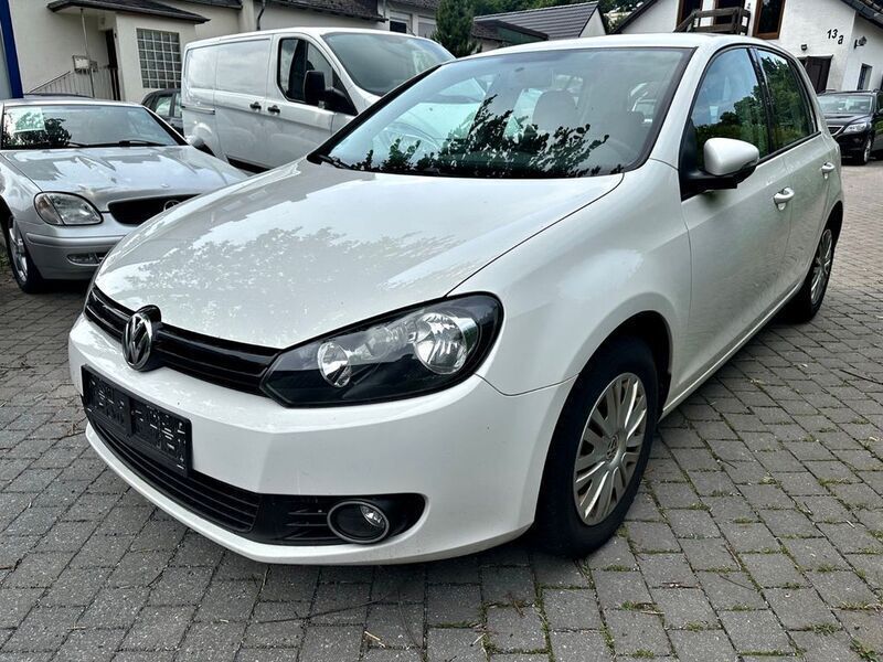 Weiß Gebraucht 2011 VW Golf VI Trendline Limousine | 4.290 € (Guter Preis) - Bild 1/4