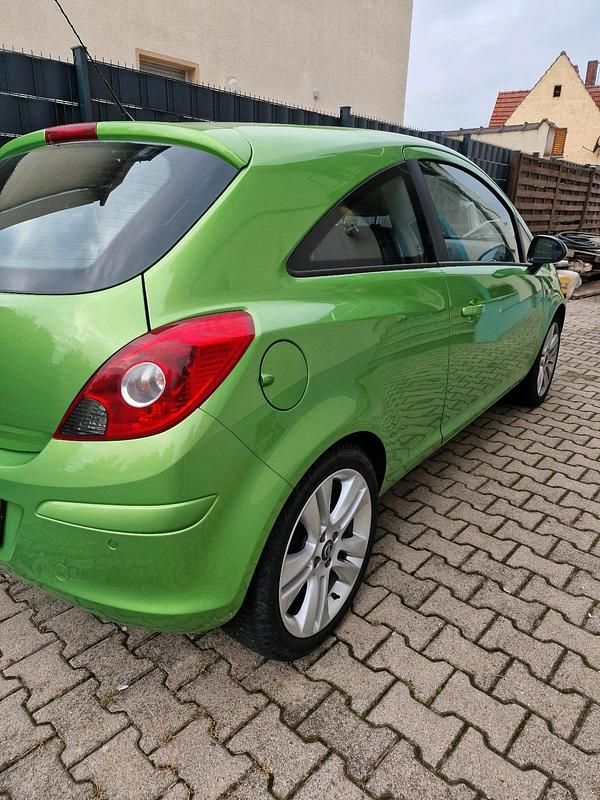 Gebraucht Opel Corsa 87 PS (63 kW) 2014 Grün Kleinwagen