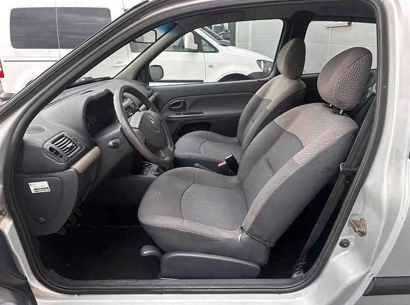 Gebraucht Renault Clio II 58 PS (42 kW) 2004 Silber Kleinwagen