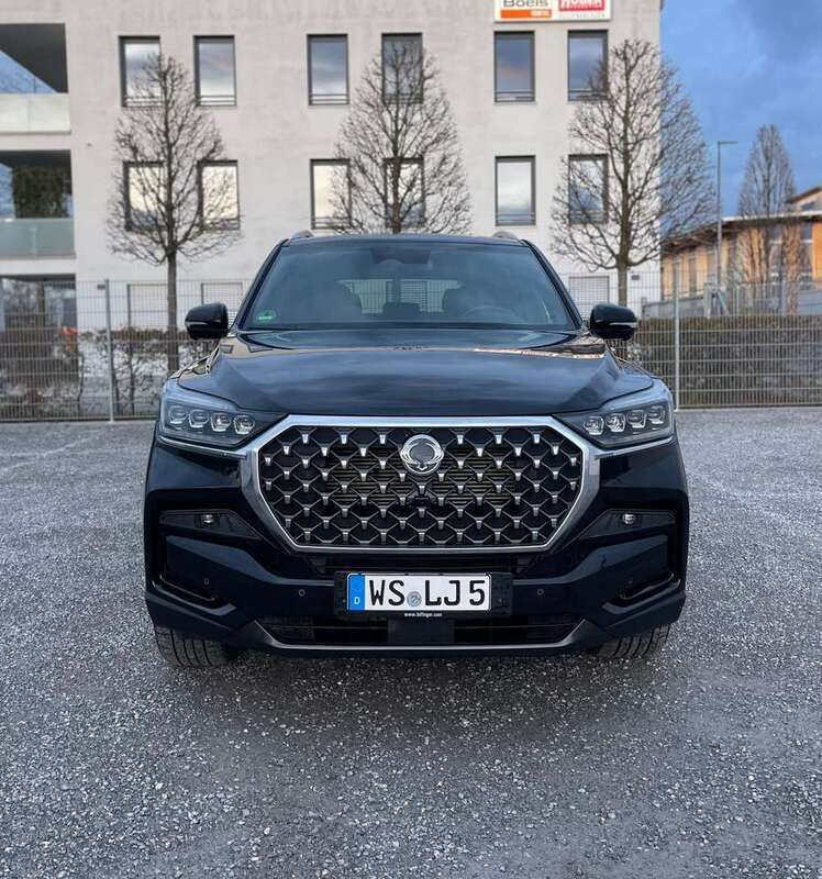 Schwarz Gebraucht 2023 Ssangyong Rexton Sapphire SUV | 34.990 € (Superpreis) - Bild 1/4
