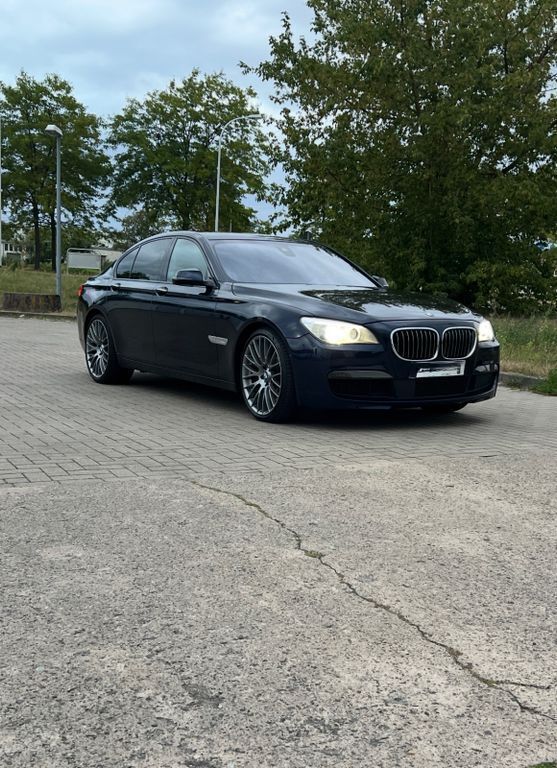 Blau Gebraucht 2012 BMW 750 Performance Limousine | 22.000 € (Etwas zu teuer) - Bild 1/3