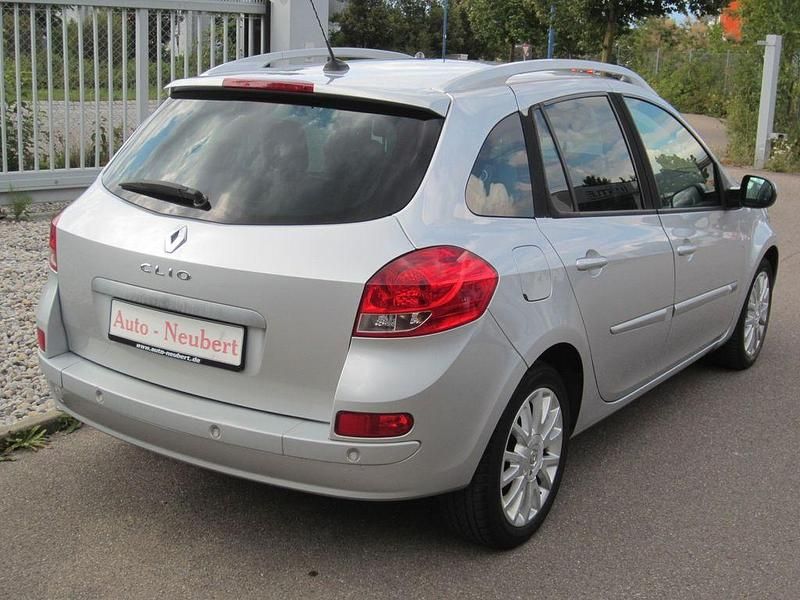 Gebraucht Renault Clio II Luxe 111 PS (81 kW) 2009 Silber Limousine