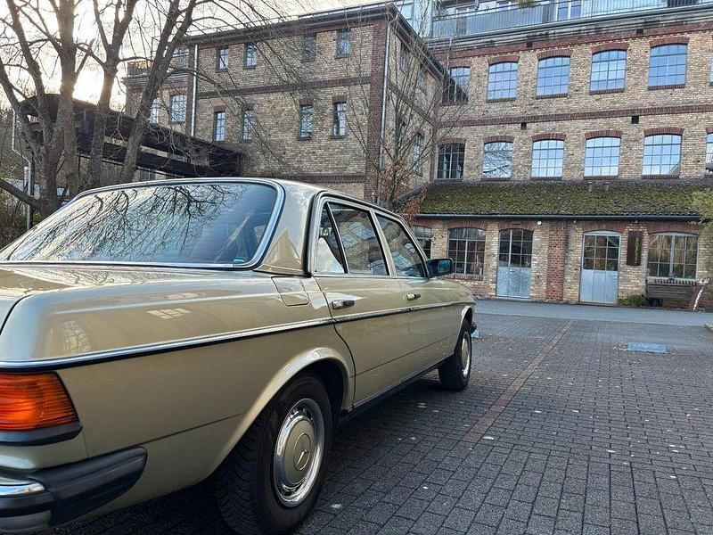 Gebraucht Mercedes E230 136 PS (100 kW) 1981 Grün Limousine