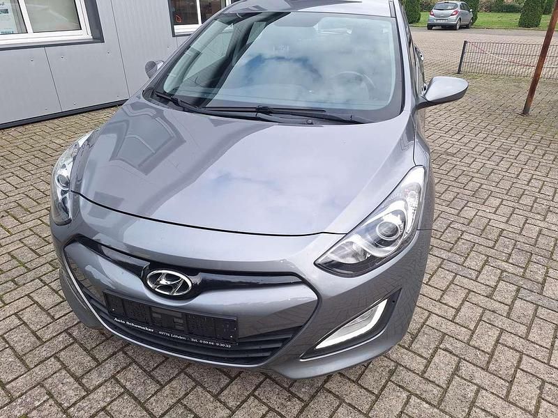 Grau Gebraucht 2013 Hyundai i30 Advantage Limousine | 6.700 € (Fairer Preis) - Bild 1/3