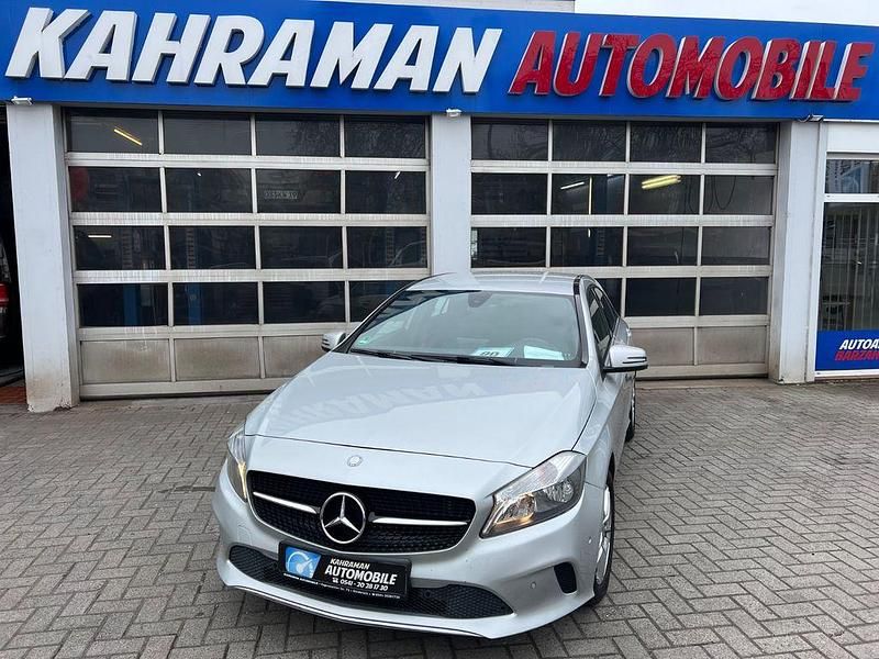Gebraucht Mercedes A180 122 PS (89 kW) 2015 Silber Limousine