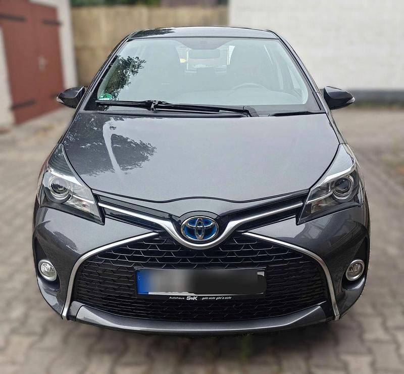 Grau Gebraucht 2016 Toyota Yaris Lounge Kleinwagen | 13.880 € (Etwas zu teuer) - Bild 1/4