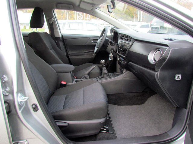 Gebraucht Toyota Auris 99 PS (72 kW) 2014 Silber metallic Limousine