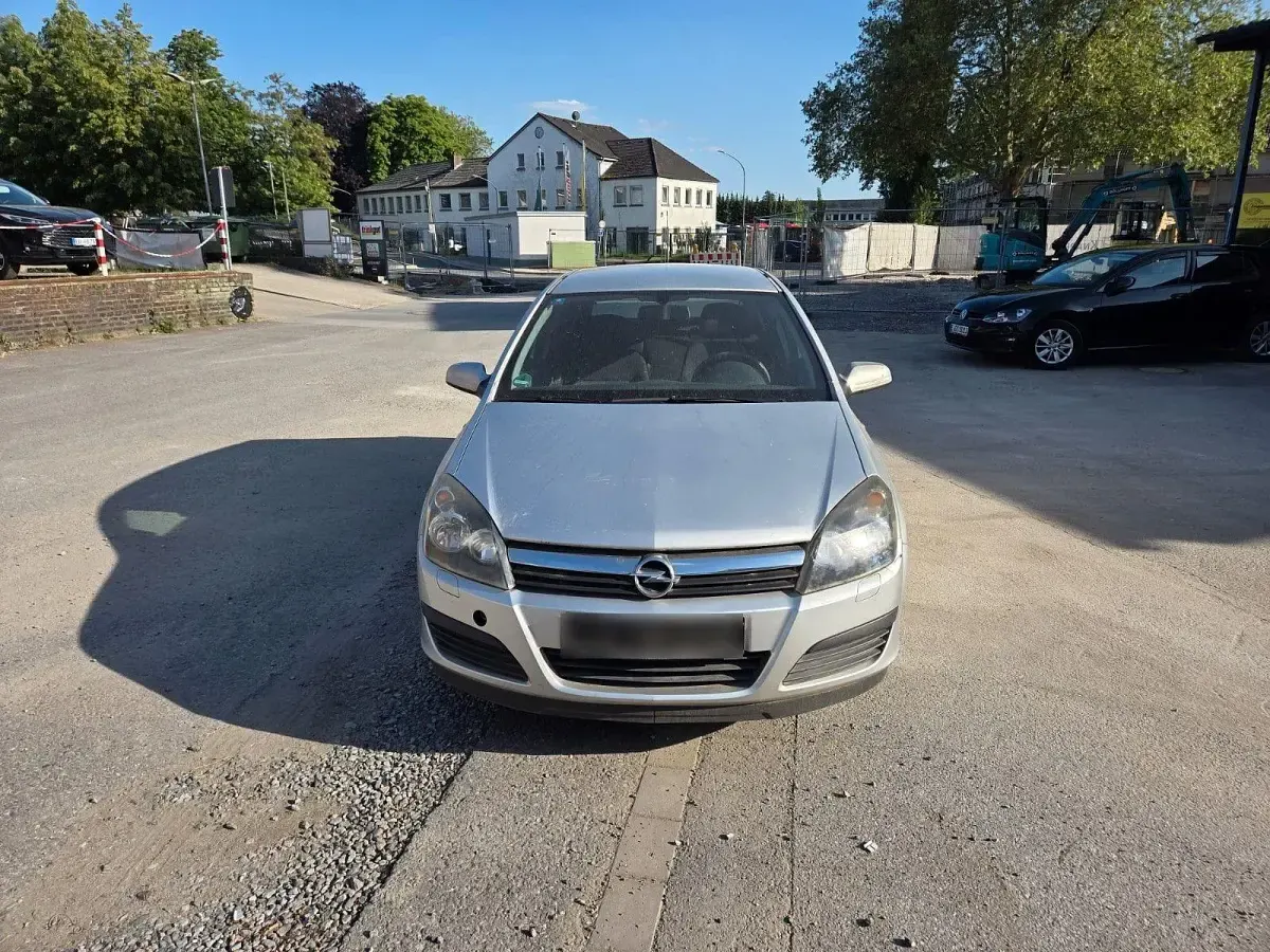 Używany Opel Astra 105 KM (77 kW) 2005 Srebrny Sedan/Limuzyna