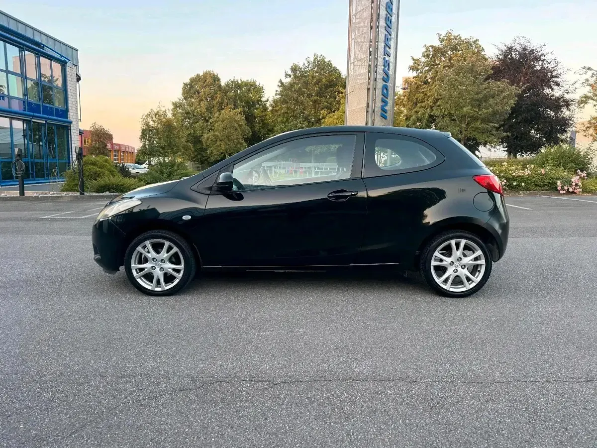 Gebraucht Mazda 2 Inclusive 75 PS (55 kW) 2008 Schwarz Kleinwagen