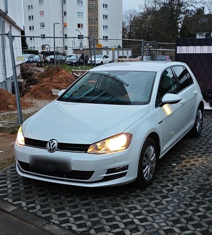 Weiß Gebraucht 2015 VW Golf VII LOUNGE Limousine | 8.499 € (Fairer Preis) - Bild 1/4