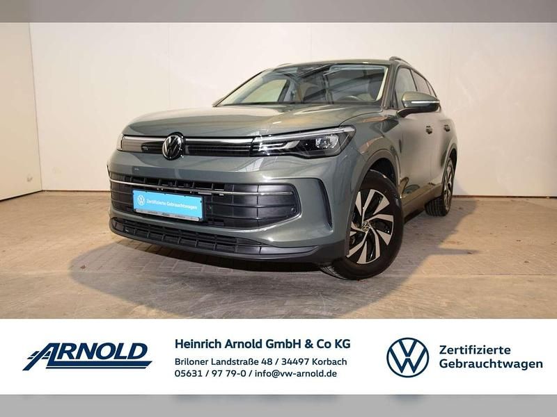 Cipressino grün metallic Gebraucht 2025 VW Tiguan Life SUV | 34.990 € (Fairer Preis) - Bild 1/4