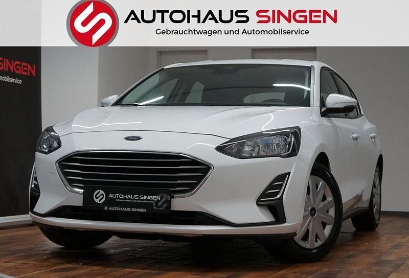 Weiß (frostweiß) grau Gebraucht 2019 Ford Focus Trend Limousine | 9.990 € (Etwas zu teuer) - Bild 1/4