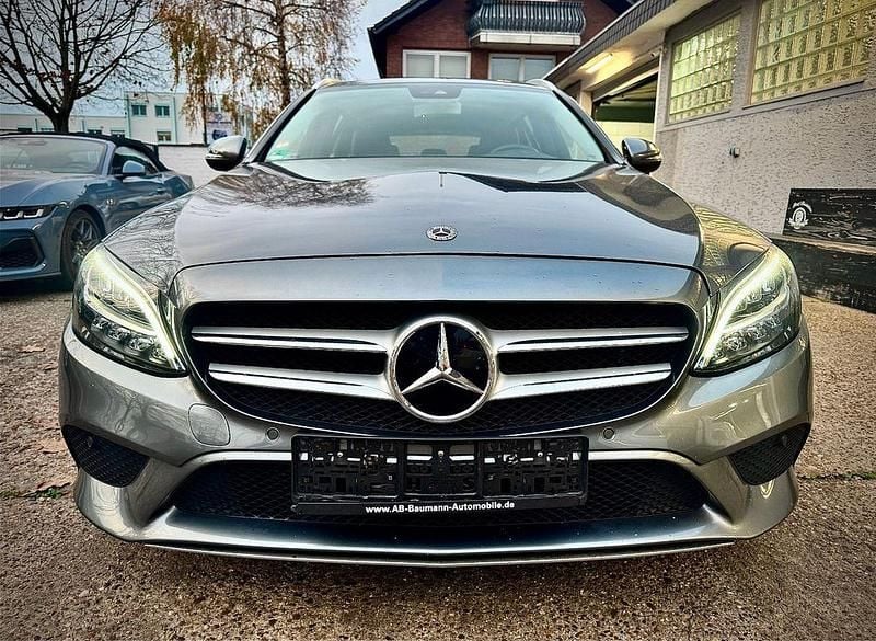 Grau Gebraucht 2019 Mercedes C200 Avantgarde Limousine | 24.300 € (Superpreis) - Bild 1/4