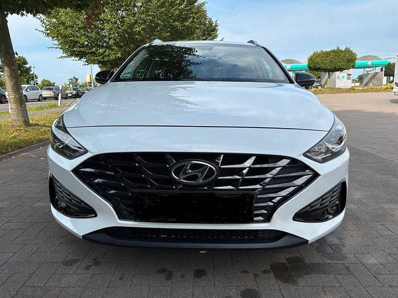 Weiß Gebraucht 2022 Hyundai i30 Edition 30 Kombi | 17.317 € (Guter Preis) - Bild 1/4