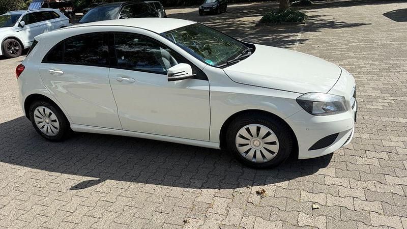 Weiß Gebraucht 2013 Mercedes A180 Limousine | 8.100 € (Fairer Preis) - Bild 1/4