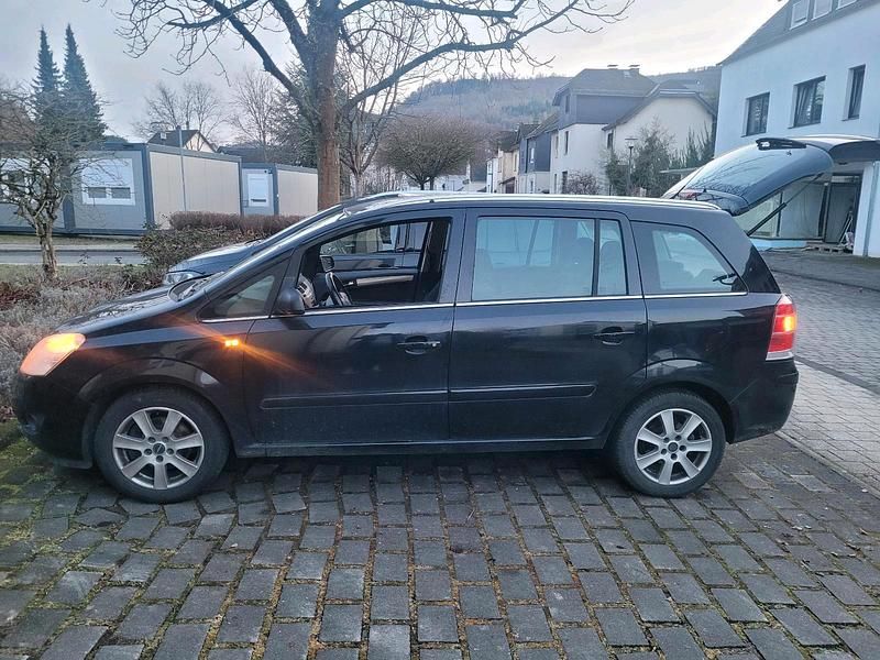 Gebraucht Opel Zafira 150 PS (110 kW) 2010 Schwarz Van / Kleinbus