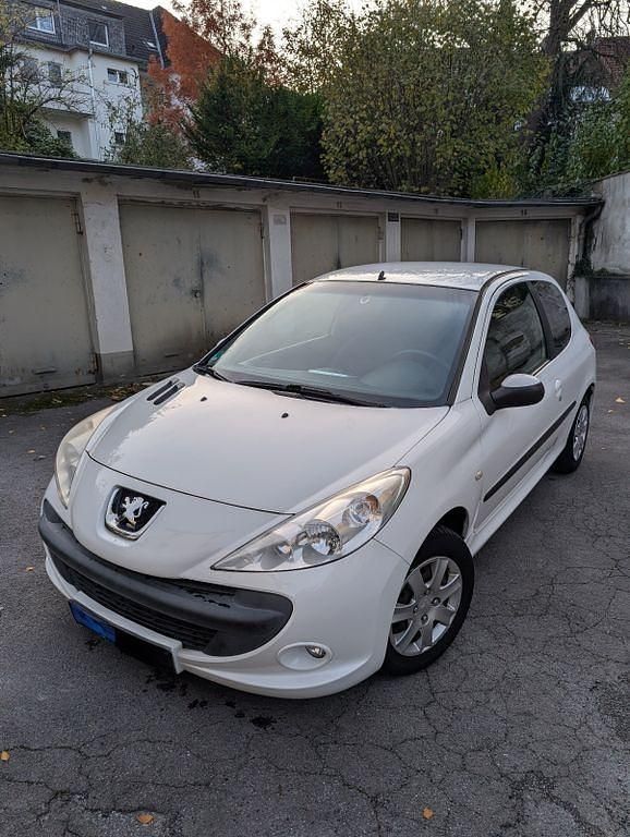 Weiß Gebraucht 2009 Peugeot 206+ Kleinwagen | 2.400 € (Fairer Preis) - Bild 1/4