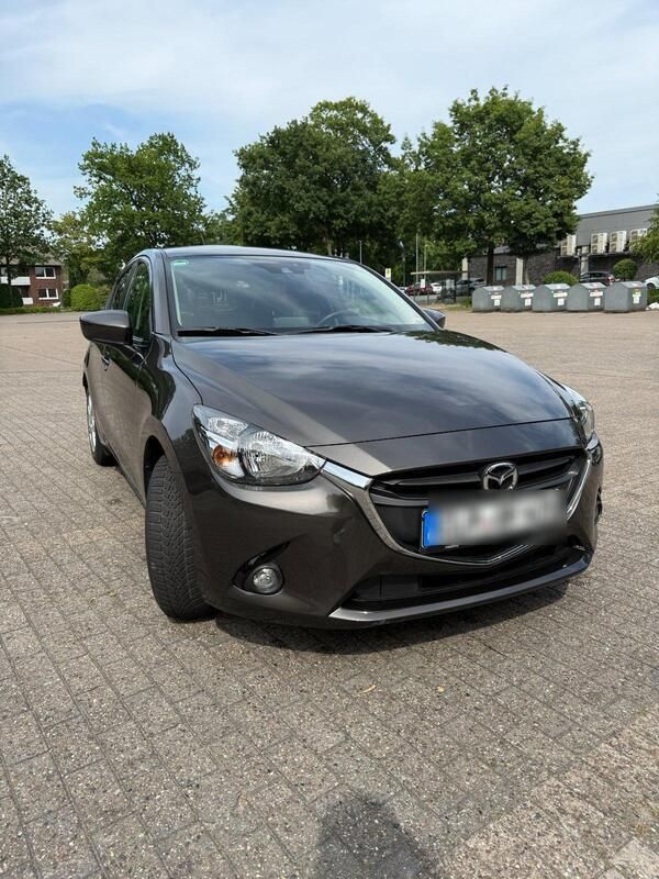 Grau Gebraucht 2015 Mazda 2 Kleinwagen | 13.250 € (Fairer Preis) - Bild 1/4