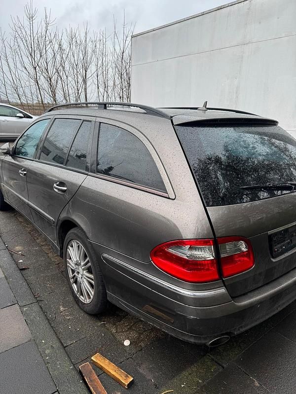 Gebraucht Mercedes E280 190 PS (139 kW) 2008 Andere farben Limousine