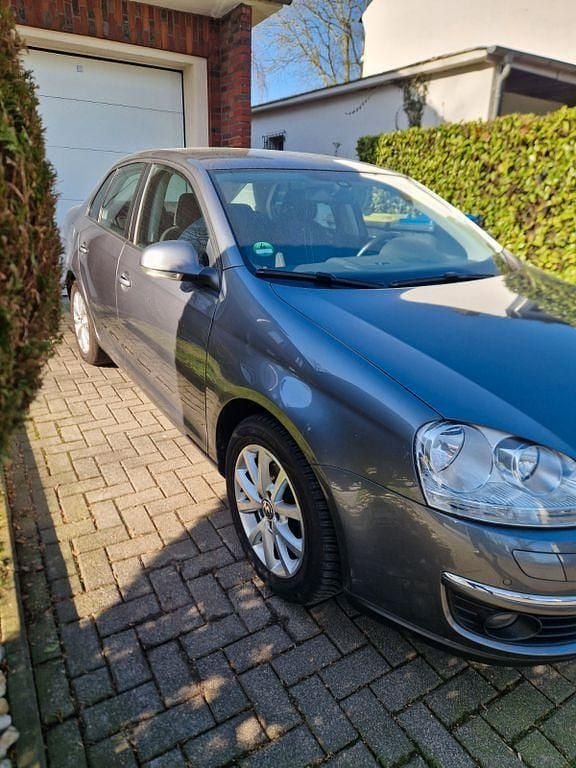 Gebraucht VW Jetta Freestyle 102 PS (75 kW) 2010 Grau Limousine