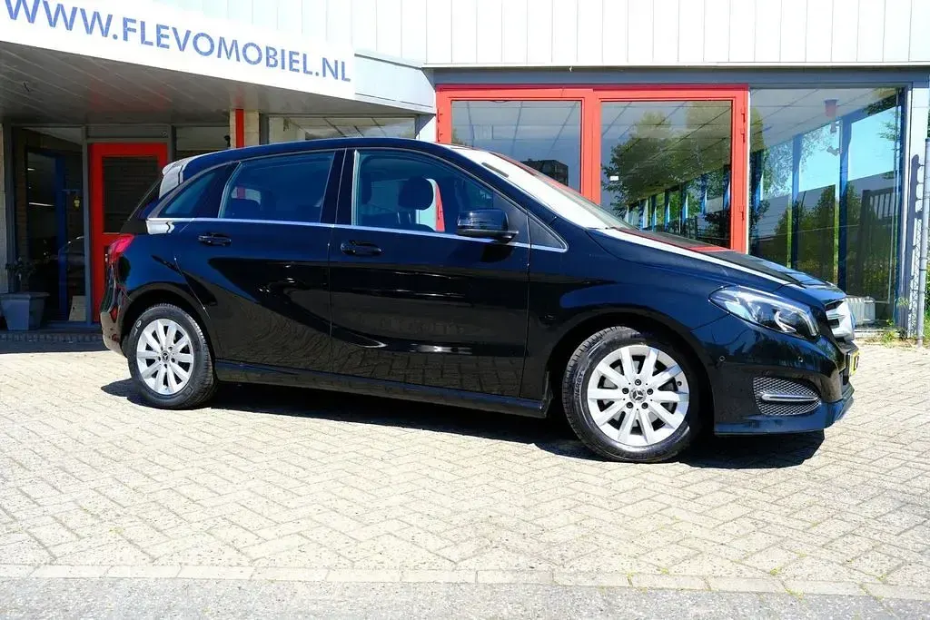 Gebraucht Mercedes B180 Ambition 122 PS (89 kW) 2018 Schwarz Van / Kleinbus