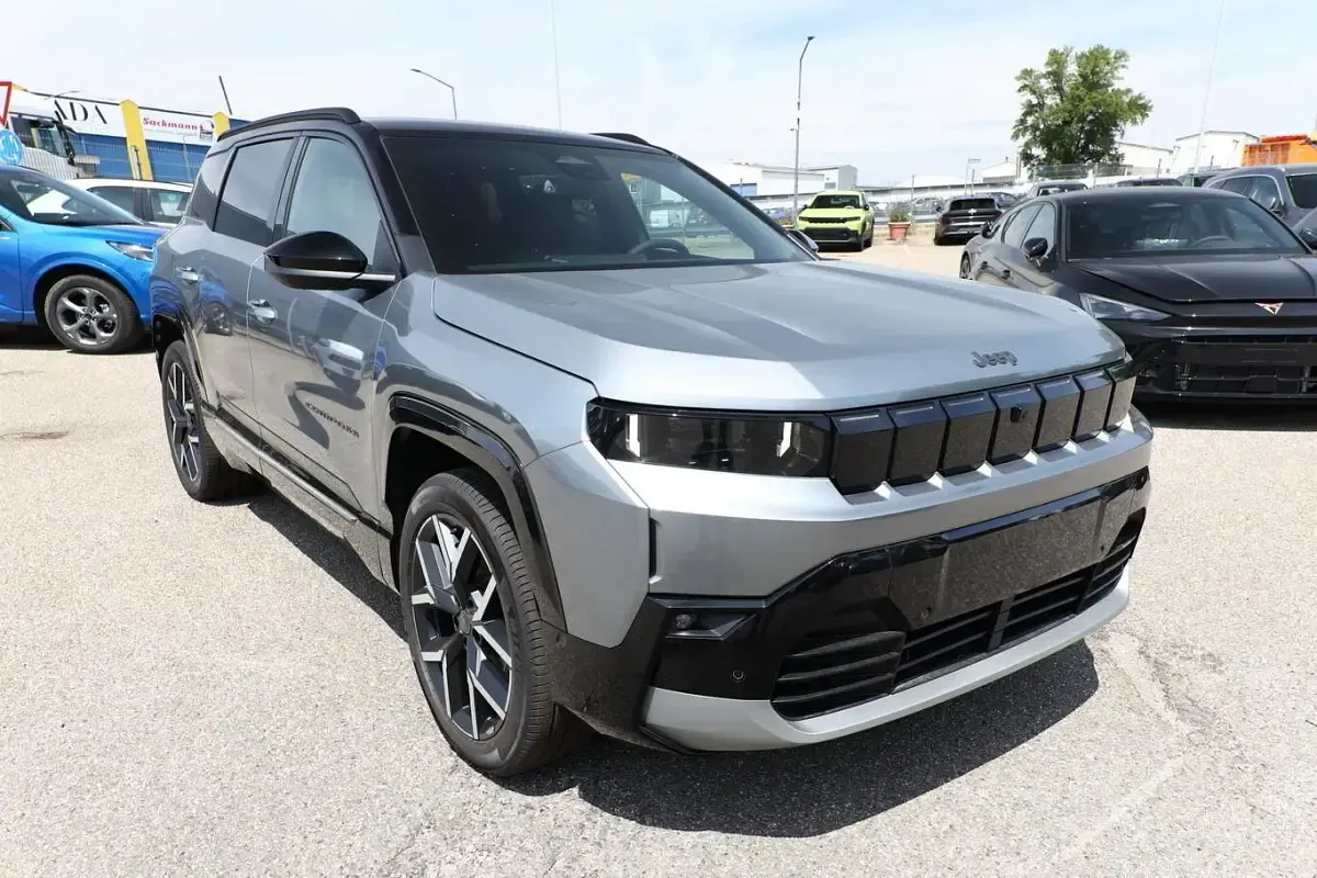 Neu Jeep Compass 156 kW (213 PS) 2026 Yosemite grau metallic / dach: s SUV
