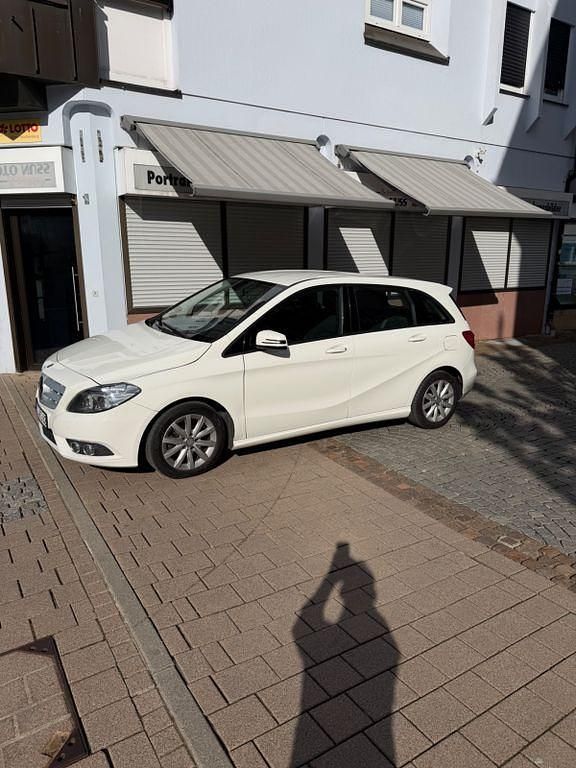 Gebraucht Mercedes B180 Edition 109 PS (80 kW) 2013 Weiß Kleinwagen