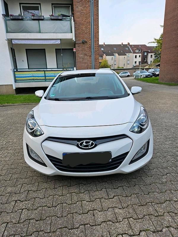 Weiß Gebraucht 2012 Hyundai i30 Limousine | 6.900 € (Fairer Preis) - Bild 1/4