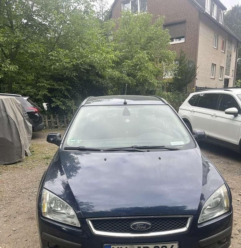 Blau Gebraucht 2005 Ford Focus Ghia Kombi | 2.200 € (Fairer Preis) - Bild 1/4