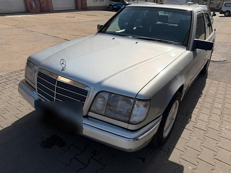 Gebraucht Mercedes E220 150 PS (110 kW) 1994 Silber Limousine