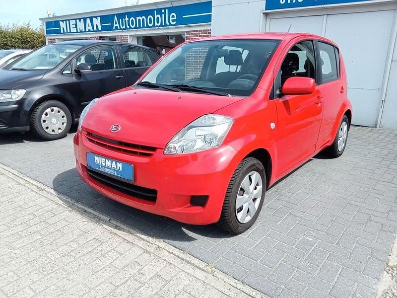 Rot Gebraucht 2008 Daihatsu Sirion Kleinwagen | 2.480 € (Fairer Preis) - Bild 1/4