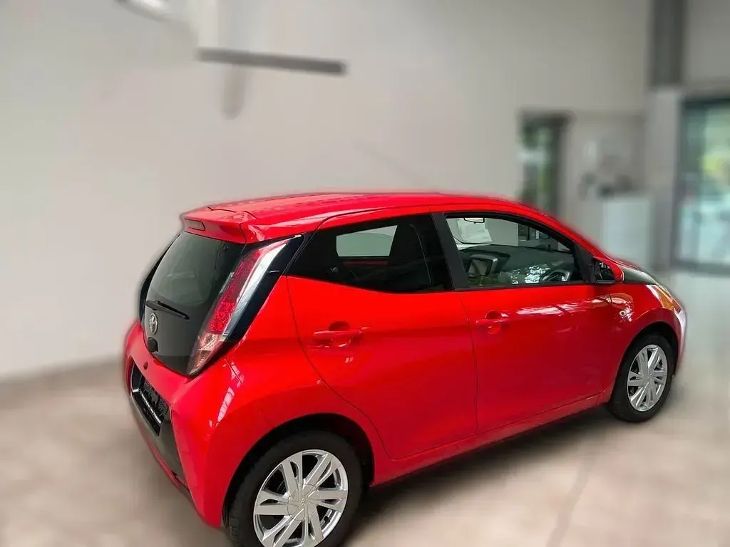 Gebraucht Toyota Aygo X-play 69 PS (50 kW) 2017 Rot Kleinwagen
