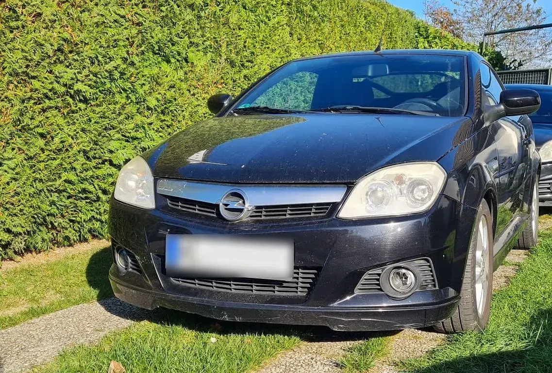 Używany Opel Tigra 90 KM (66 kW) 2007 Czarny Kabriolet
