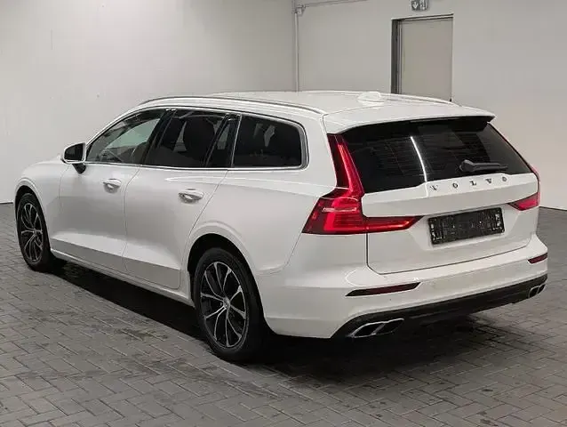 Gebraucht Volvo V60 Momentum 190 PS (139 kW) 2020 Solidweiss Kombi
