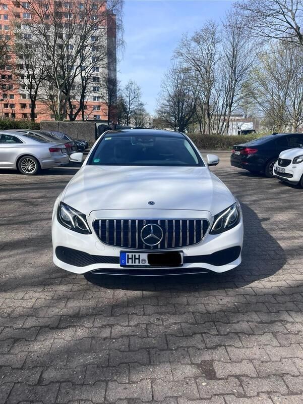 Weiß Gebraucht 2019 Mercedes E220 Limousine | 33.000 € (Teuer) - Bild 1/4