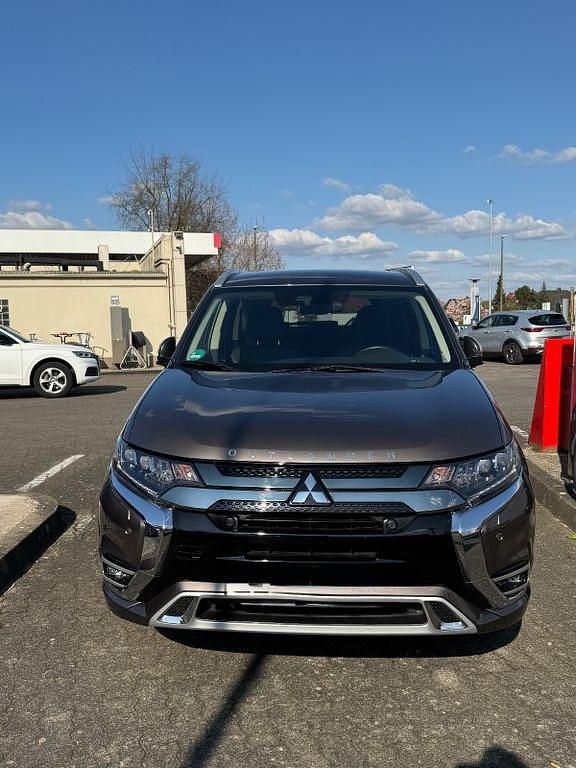 Braun Gebraucht 2020 Mitsubishi Outlander P-HEV Plus SUV | 21.700 € (Fairer Preis) - Bild 1/4