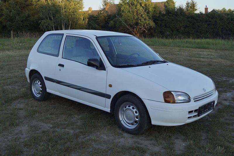 Gebraucht Toyota Starlet 75 PS (55 kW) 1999 Weiß Kleinwagen