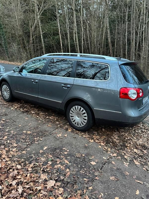 Grau Gebraucht 2007 VW Passat Kombi | 1.350 € (Fairer Preis) - Bild 1/4
