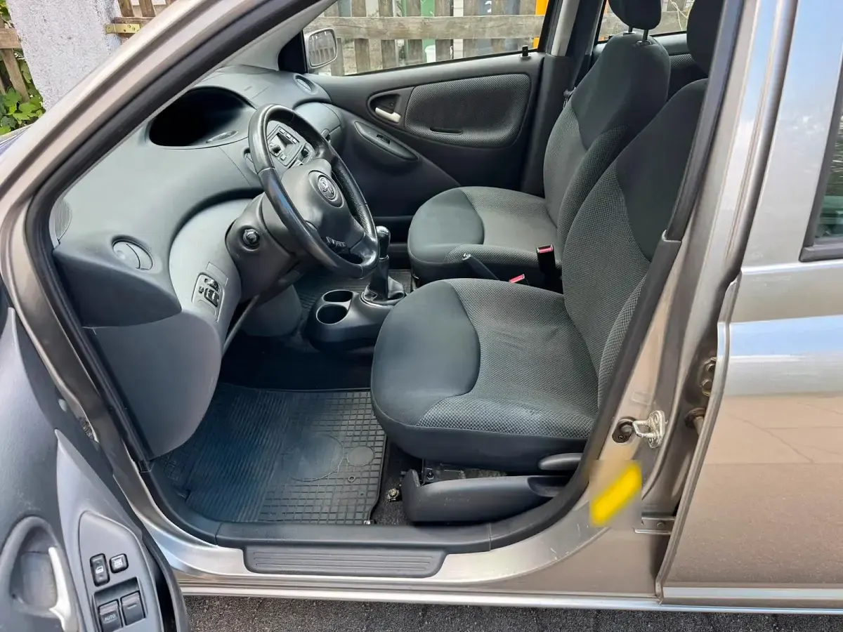 Gebraucht Toyota Yaris 66 PS (48 kW) 2004 Silber Limousine