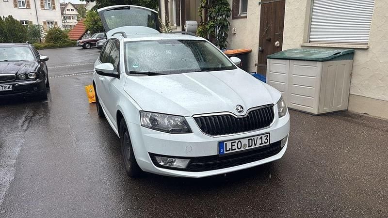 Weiß Gebraucht 2015 Skoda Octavia Ambition Kombi | 4.499 € (Superpreis) - Bild 1/4