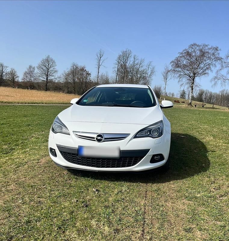 Gebraucht Opel Astra GTC 140 PS (102 kW) 2012 Weiß Limousine